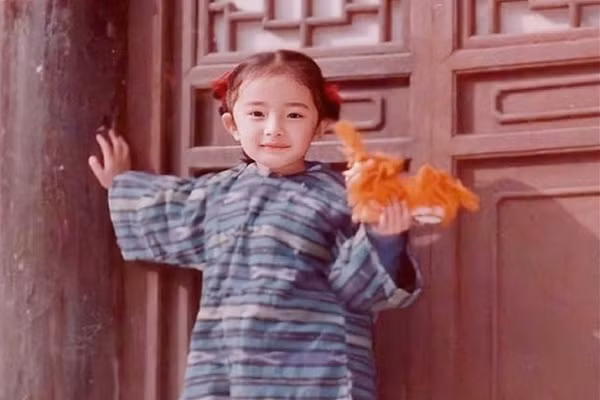  Dương Mịch hiện được coi là một trong 4 tiểu hoa đán của màn ảnh Trung Quốc. Ngay từ nhỏ, nữ diễn viên sinh năm 1986 đã sở hữu vẻ ngoài xinh xắn, đáng yêu.