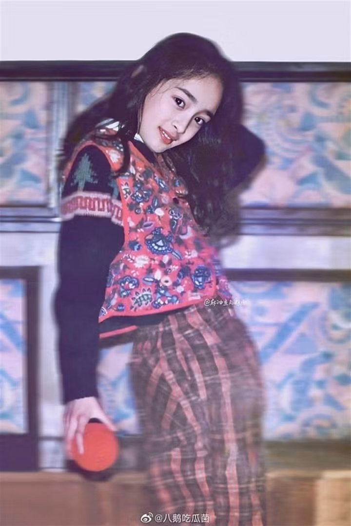 Sau đó, dù tuổi còn nhỏ nhưng Dương Mịch đã có cơ hội tham gia hàng loạt phim như: "Võ Trạng nguyên Tô Khất Nhi", "Hầu Oa"...