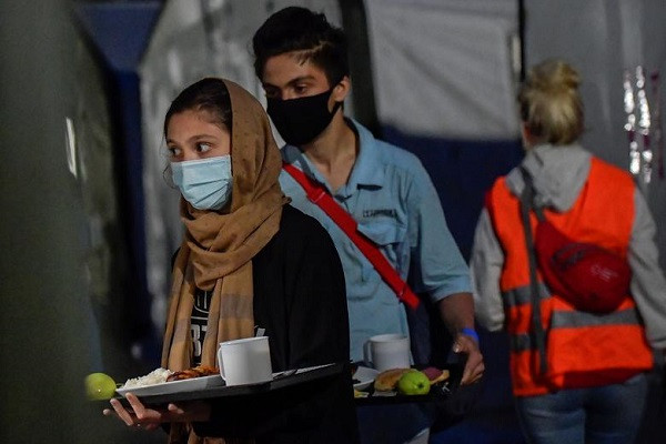 Người dân sơ tán khỏi Kabul nhận bữa ăn đầu tiên tại một khu trại ở Doberlug-Kirchhain, Đức, ngày 20/8.