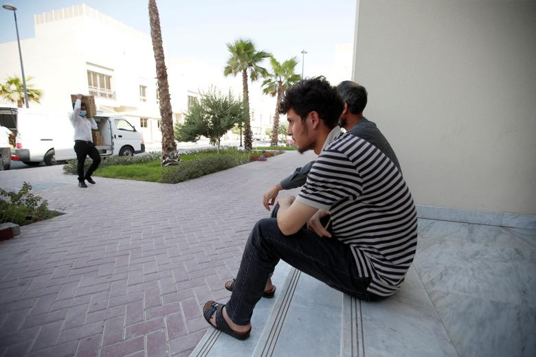 Những người dân sơ tán đến từ Afghanistan ngồi trong một công viên tại khu nhà tạm trú ở Doha, Qatar, ngày 27/8.