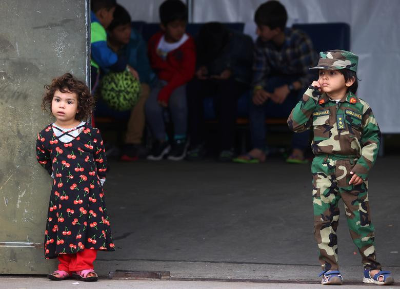 Các em nhỏ theo gia đình đi sơ tán.