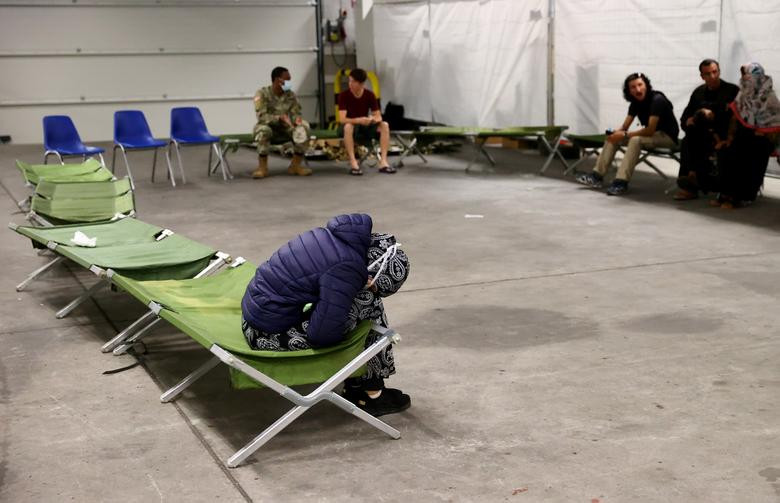 Bên trong nơi trú ẩn tạm thời của người dân sơ tán Afghanistan trong một doanh trại quân đội của Mỹ tại Kaiserslautern, Đức, ngày 30/8.