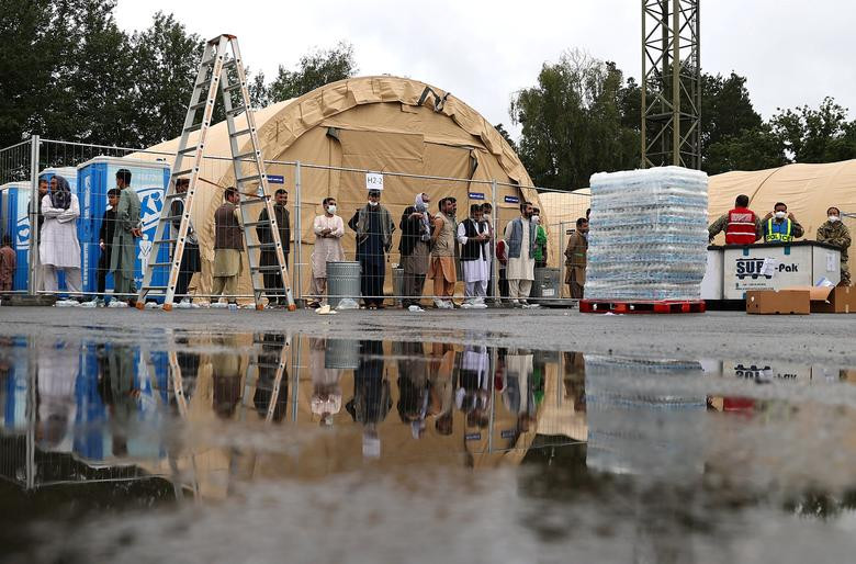 Người tị nạn Afghanistan xếp hàng tại một căn cứ không quân của Mỹ tại Ramstein, Đức, ngày 28/8.