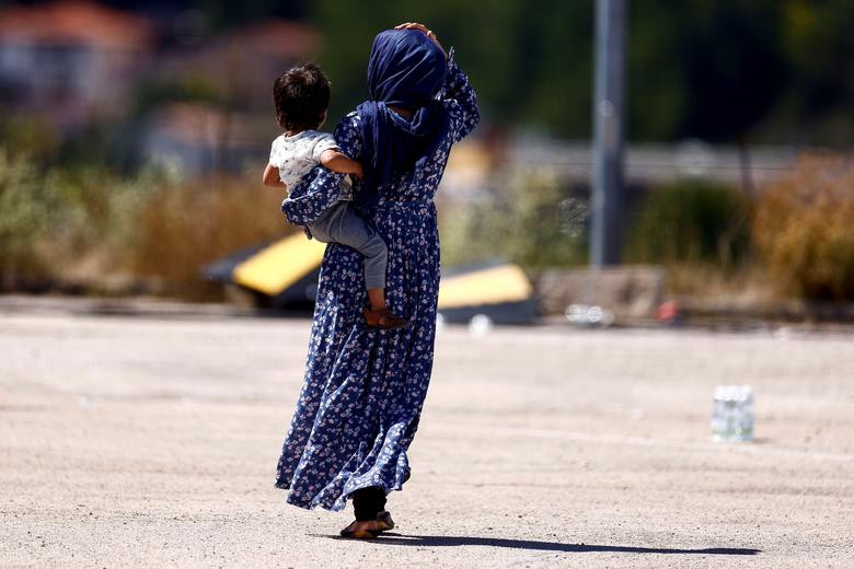 Người phụ nữ Afghanistan bế con nhỏ trong một trung tâm do Hội Chữ thập đỏ Italy quản lý, nơi cô thực hiện việc cách ly với những người khác, tại Avezzano, Italy, ngày 30/8.