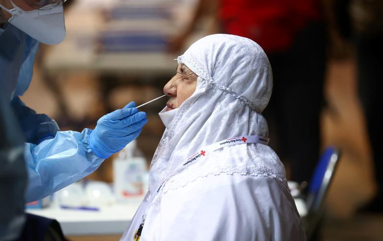 Một người dân sơ tán khỏi Kabul được lấy mẫu làm xét nghiệm khi tới căn cứ không quân Torrejon ở Torrejon de Ardoz, ngoại ô Mandrid, Tây Ban Nha, ngày 19/8.