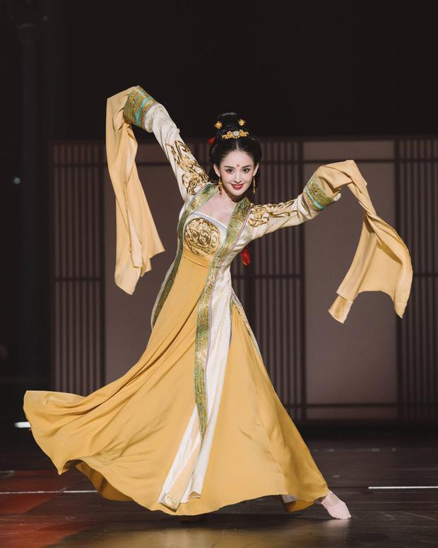 Ngắm những màn múa đẹp mê hồn của mỹ nhân Tân Cương Ngam nhung man mua dep me hon cua my nhan Tan Cuong