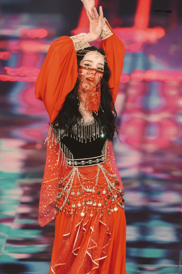 Ngắm những màn múa đẹp mê hồn của mỹ nhân Tân Cương - Hình 7 Ngam nhung man mua dep me hon cua my nhan Tan Cuong-Hinh-7