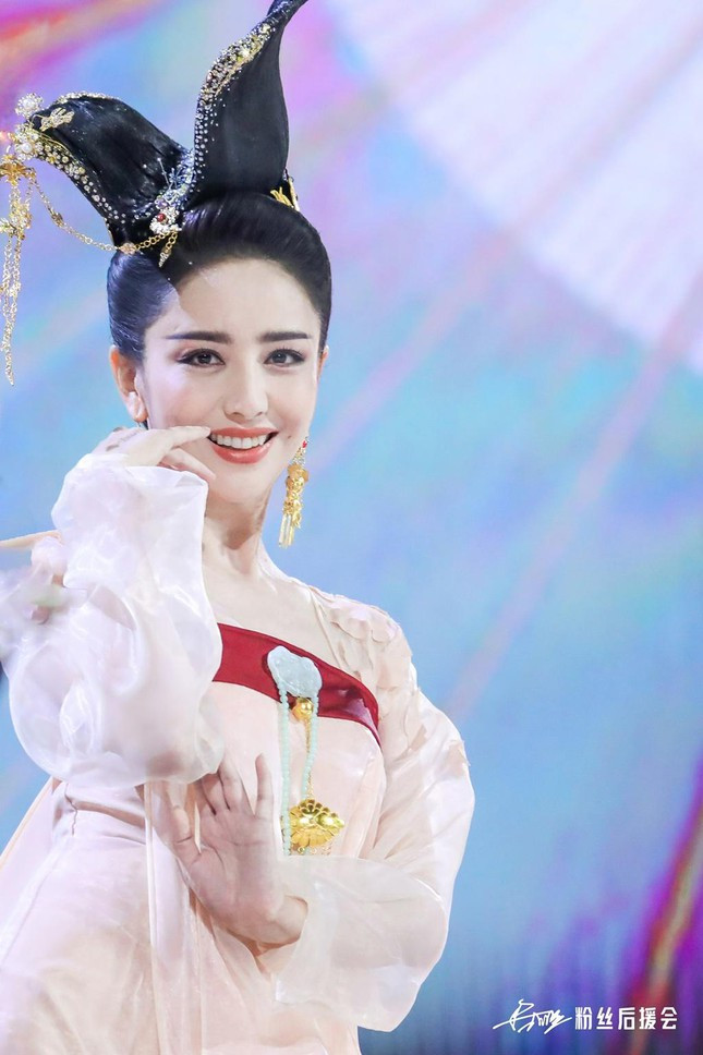 Ngắm những màn múa đẹp mê hồn của mỹ nhân Tân Cương - Hình 5 Ngam nhung man mua dep me hon cua my nhan Tan Cuong-Hinh-5