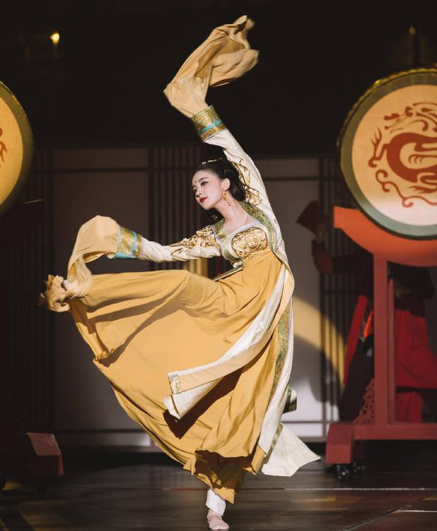 Ngắm những màn múa đẹp mê hồn của mỹ nhân Tân Cương - Hình 2 Ngam nhung man mua dep me hon cua my nhan Tan Cuong-Hinh-2