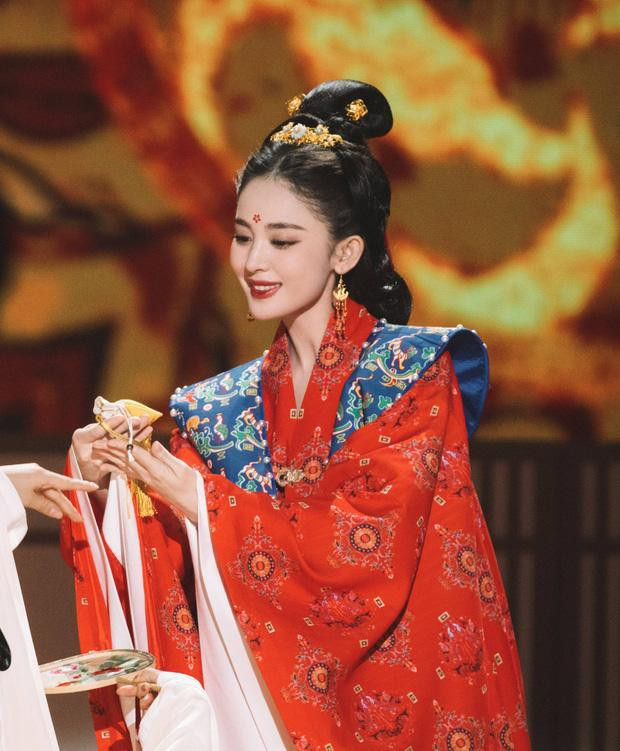 Ngắm những màn múa đẹp mê hồn của mỹ nhân Tân Cương - Hình 3 Ngam nhung man mua dep me hon cua my nhan Tan Cuong-Hinh-3