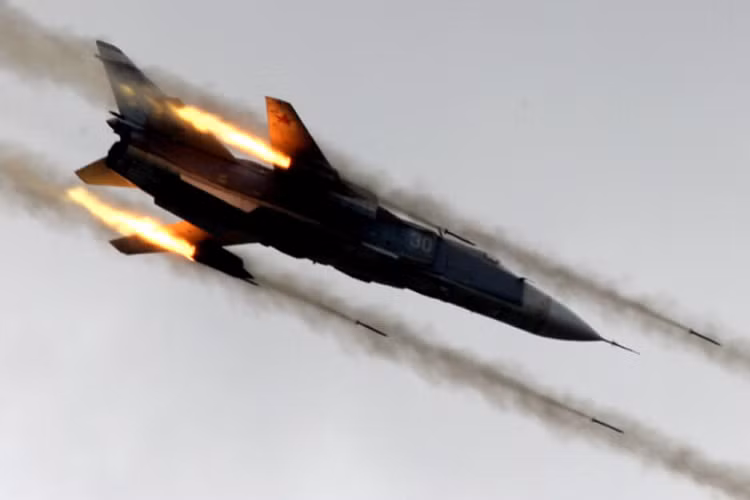 Trước đó, các cuộc không kích của Nga ngày 21/8 đã phá hủy một khu nhà nằm gần thị trấn Hmeimat ở đồng bằng al-Ghab, vùng nông thôn phía tây bắc Hama. Khu vực này vốn được coi là thành trì của nhóm khủng bố HTS và lực lượng Đảng Hồi giáo Turkistan. Ảnh: Getty.