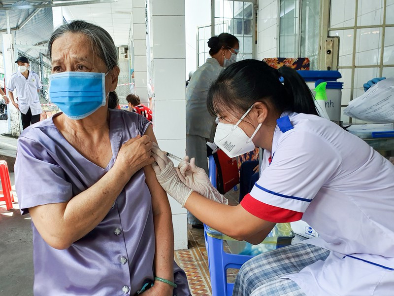 Các tỉnh miền Tây tăng tốc tiêm vaccine phòng COVID-19 - Hình 3 Cac tinh mien Tay tang toc tiem vaccine phong COVID-19-Hinh-3