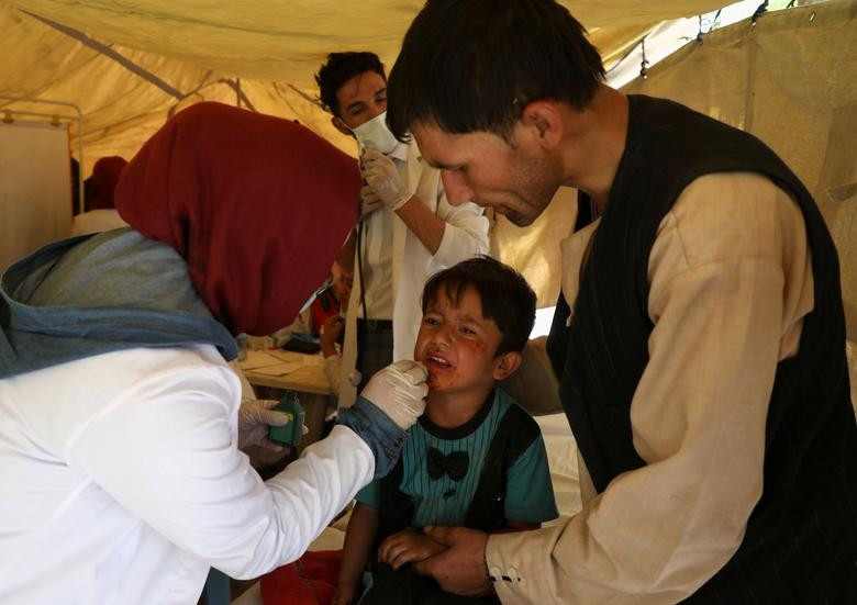 Một bé trai được được chăm sóc y tế tại nơi trú ẩn tạm thời ở thủ đô Kabul ngày 10/8.