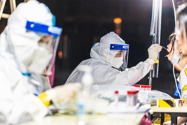 Hôm 4/8, Vũ Hán ghi nhận thêm 9 ca nhiễm mới xuất phát từ ổ dịch ở phía đông tỉnh Giang Tô. Cùng ngày, Đài CGTN đưa tin cụm lây nhiễm COVID-19 mới nhất tại thành phố Vũ Hán có liên quan đến biến chủng Delta dễ lây lan. Ảnh: CGTN.