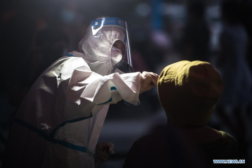 Người dân ra vào công viên bắt buộc phải đeo khẩu trang, đo thân nhiệt, xuất trình mã sức khỏe, mã hành trình hoặc đăng ký. Các quy định tương tự cũng được đưa ra đối với người tham gia các phương tiên giao thông, ra vào các tòa nhà hay đến nơi công cộng,... Ảnh: THX.