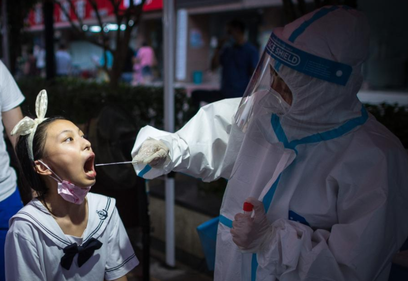 Theo Thời báo Hoàn Cầu, Vũ Hán đã phong tỏa hàng chục khu dân cư và 11 công trường xây dựng có liên quan đến các ca bệnh. Thành phố này cũng chuẩn bị 31.300 phòng cách ly và thêm 9.000 phòng trong những ngày tới. Ảnh: THX.