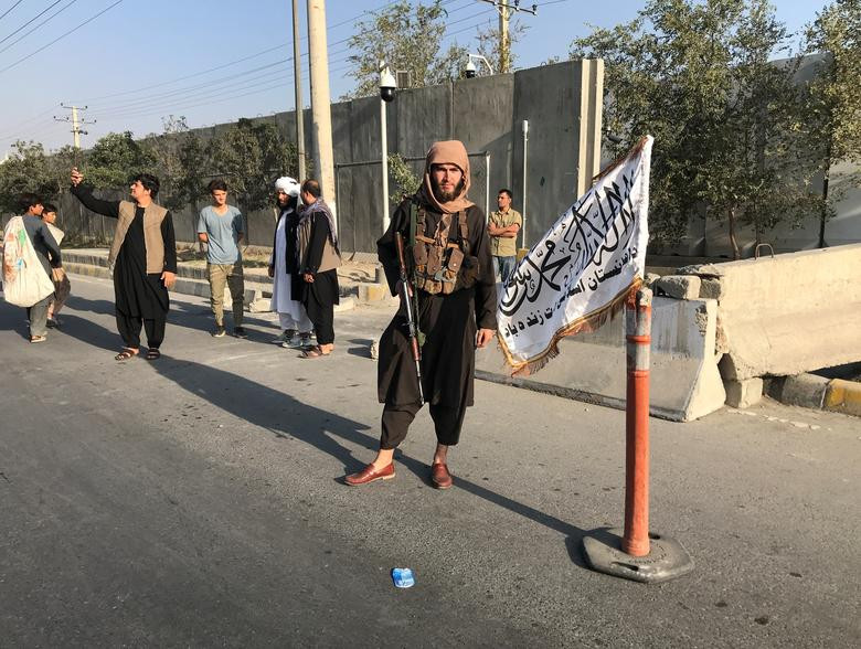 Toàn cảnh lực lượng Taliban tràn vào thủ đô Afghanistan - Hình 11 Toan canh luc luong Taliban tran vao thu do Afghanistan-Hinh-11