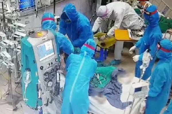 De xuat cong nhan liet si voi 3 nhan vien y te qua doi khi chong dich COVID-19