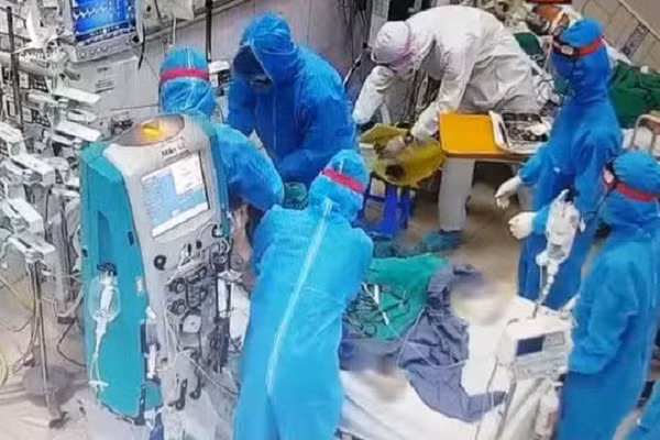 De xuat cong nhan liet si voi 3 nhan vien y te qua doi khi chong dich COVID-19