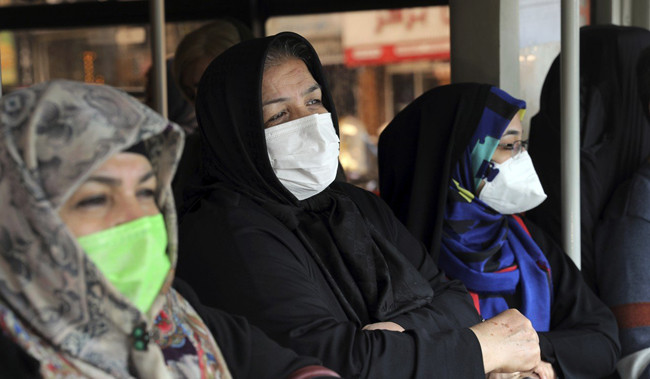 "Cứ hai giây lại có một người nhiễm và gần như cứ mỗi hai phút lại có một người tử vong vì COVID-19 tại Iran", Đài truyền hình quốc gia Iran đưa tin ngày 9/8 và cho biết thêm, gần như 31 tỉnh của nước này đã nâng cảnh báo từ cam lên đỏ. Ảnh: AP.