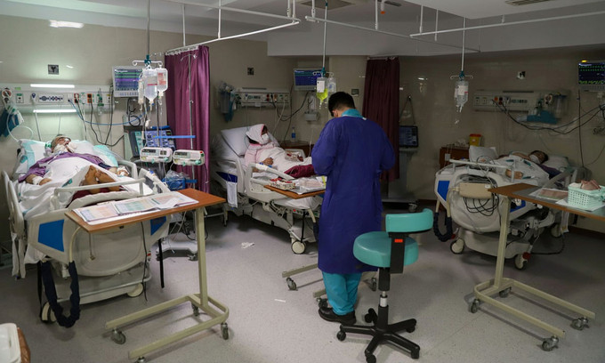 Làn sóng dịch bệnh thứ 5 với sự xuất hiện của biến thể Delta có khả năng lây nhiễm cao đã khiến nhiều bệnh viện ở một số thành phố của Iran rơi vào tình trạng quá tải, không có đủ giường cho bệnh nhân mới. Ảnh: Reuters.