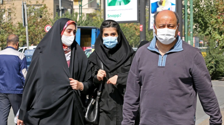 Trong khi giới chức địa phương phàn nàn về tình trạng tuân thủ giãn cách xã hội kém, một số người dùng mạng xã hội chỉ trích chiến dịch tiêm chủng chậm chạp của chính phủ khi mới chỉ khoảng 4% trong số 83 triệu dân ở Iran được tiêm chủng đầy đủ. Ảnh: AJ.