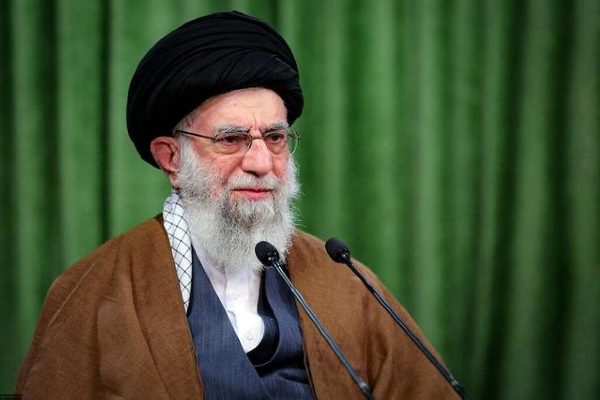 Vào tháng 1/2021, Lãnh tụ tinh thần tối cao Iran Ayatollah Ali Khamenei (ảnh) ra lệnh cấm nhập khẩu vắc xin ngừa COVID-19 do Mỹ và Anh sản xuất, vì cho rằng không đáng tin cậy. Ảnh: Reuters.
