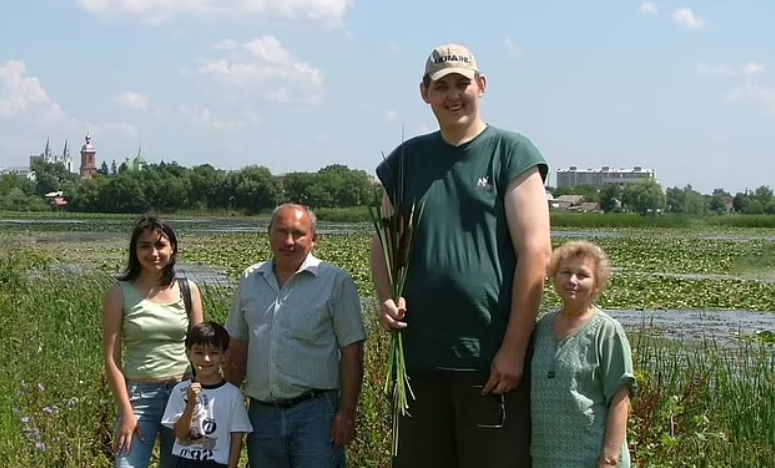 Igor chụp ảnh cùng mẹ và những người thân của anh đến từ Ukraine. Ảnh: Instagram.