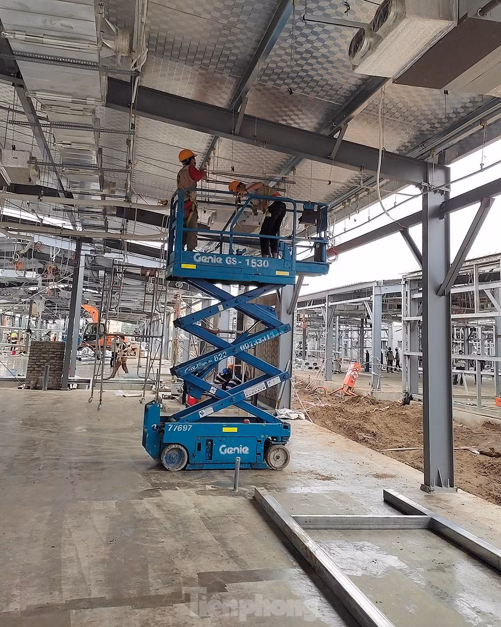 Về tiến độ thi công dự án, hiện nay công trường Bệnh viện dã chiến Hoàng Mai đang thi công trải rộng trên khoảng 30 "lốc" nhà, các khu vực này đều được thi công một cách đồng bộ, tập trung, để đảm bảo các khu vực trong dự án được hoàn thành một cách đồng đều nhau. Ngoài ra các hệ thống đường cống, hạ tầng đã được triển khai gấp rút. Dự kiến trong thời gian từ 25-30/8, dự án Bệnh viện dã chiến Hoàng Mai sẽ được hoàn thành.