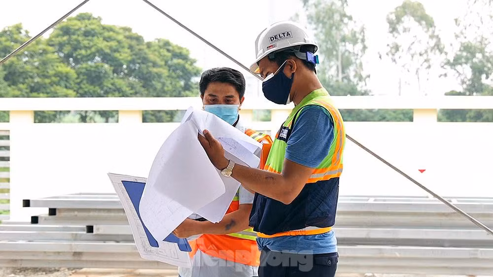 Trong tất cả các ca làm việc đều có sự giám sát, chỉ huy của các cán bộ, tổng chỉ huy công trường, nhằm đảm bảo công tác thi công một cách cẩn thận và tiến độ nhanh nhất. Về công tác đảm bảo an toàn trong phòng chống dịch COVID-19 tại công trường.