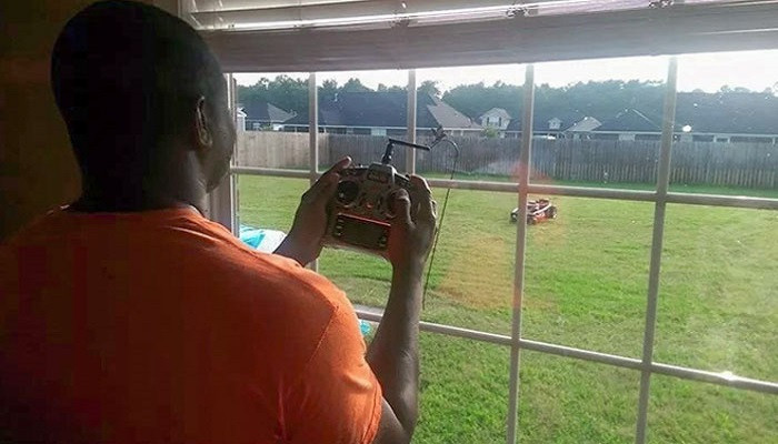 Cắt cỏ từ xa để không bị say nắng.