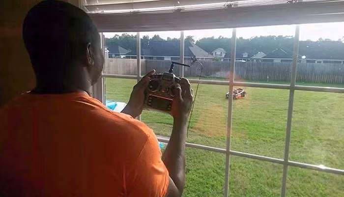 Cắt cỏ từ xa để không bị say nắng.