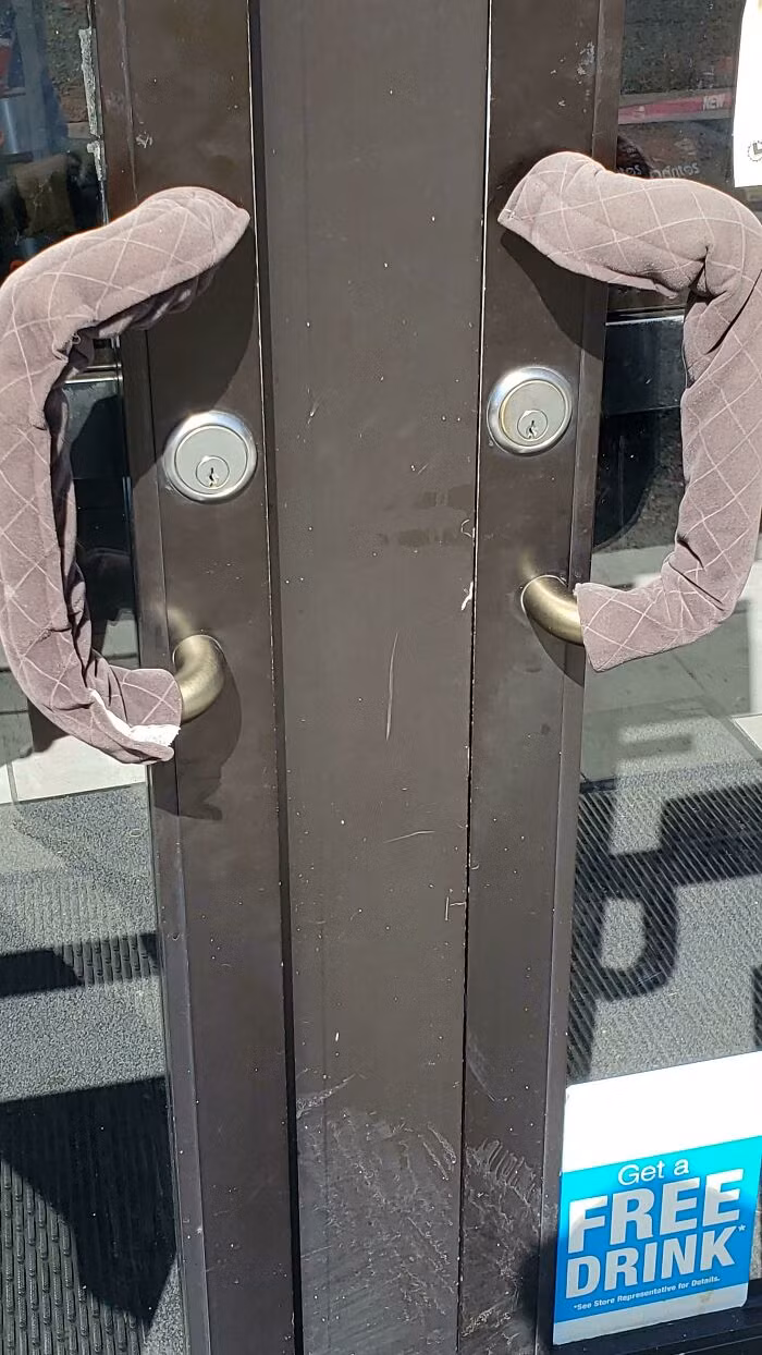 Phần tay nắm cửa được bọc lại để tránh người nắm bị bỏng tay.