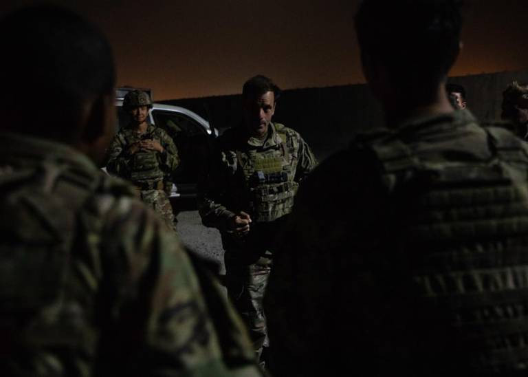 "Quân nhân Mỹ cuối cùng rời Afghanistan là Thiếu tướng Christopher Donahue, chỉ huy sư đoàn dù 82 thuộc quân đoàn dù 18 lục quân, lên vận tải cơ C-17 ngày 30/8, kết thúc chiến dịch của Mỹ tại Afghanistan", Bộ Quốc phòng Mỹ đăng trên Twitter vài giờ sau khi chuyến bay cuối cùng rời Afghanistan. Ảnh chụp tướng Donahue trao đổi với các lính dù tại sân bay quốc tế Hamid Karzai ở Kabul, ngày 25/8. Ảnh: Newsobserver.