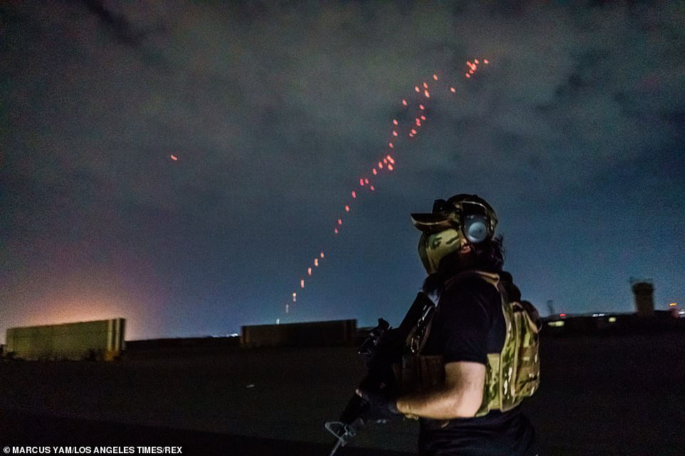 Lực lượng Taliban đã nổ súng mừng chiến thắng sau khi những binh lính Mỹ cuối cùng rời Afghanistan. Trong ảnh là một tay súng Taliban tại sân bay ở Kabul. Ảnh: Daily Mail.