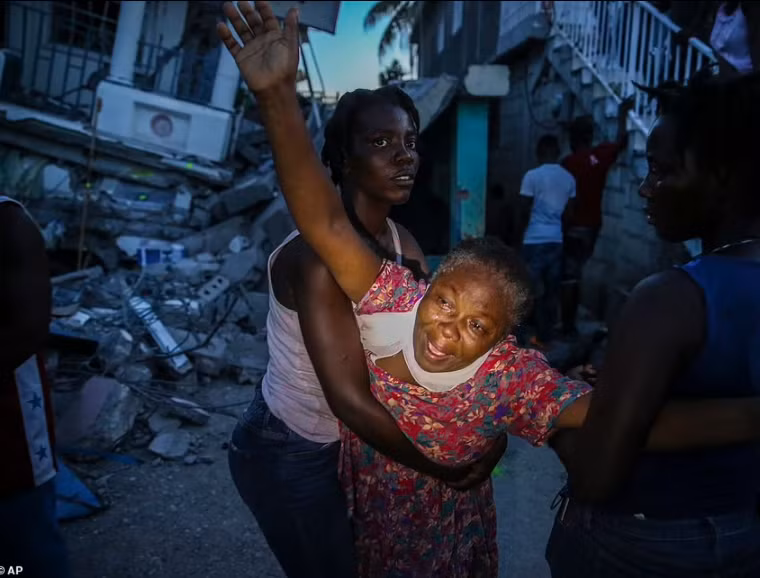 Dong dat kinh hoang o Haiti: Thuong vong moi nhat gay soc-Hinh-10