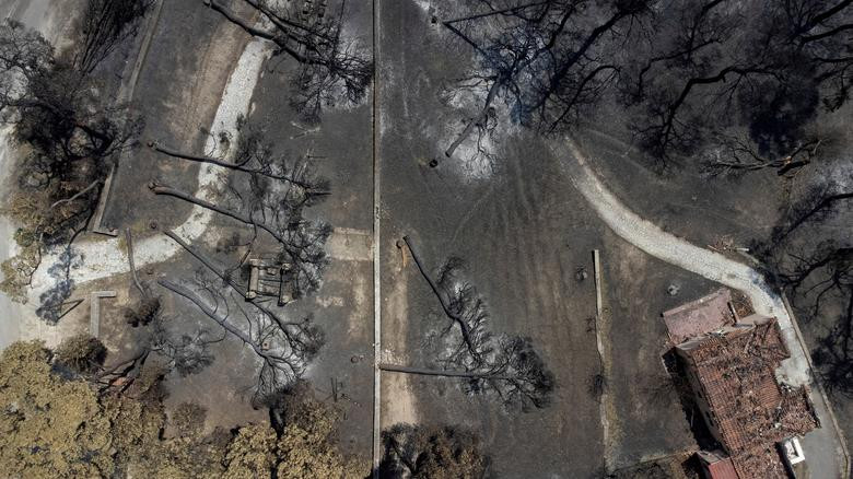 Bức ảnh chụp tại ngôi làng Rovies, đảo Evia, Hy Lạp, ngày 12/8.