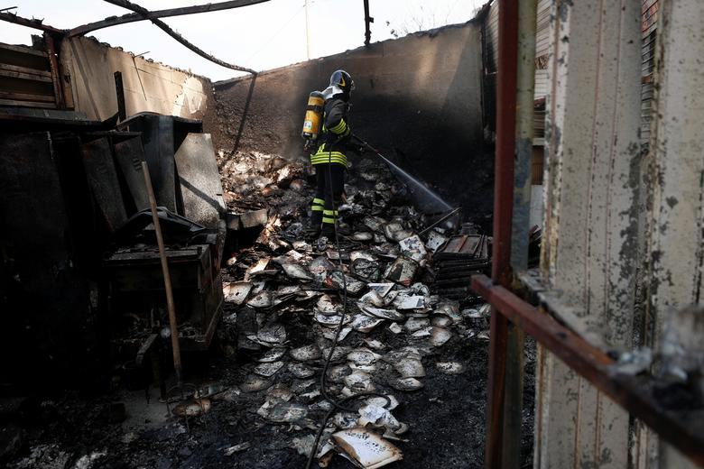 Bên trong một ngôi nhà bị "bà hỏa" thiêu rụi ở khu bảo tồn thiên nhiên Monte Catillo ở Tivoli, gần Rome, Italy, ngày 13/8.
