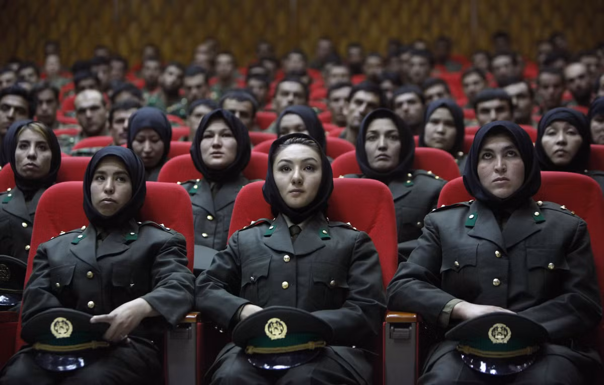 Các nữ sĩ quan mới được đào tạo của Quân đội Quốc gia Afghanistan ngồi ở hàng ghế đầu trong lễ tốt nghiệp tại trung tâm đào tạo của Quân đội Quốc gia Afghanistan ở Kabul ngày 23/9/2010.