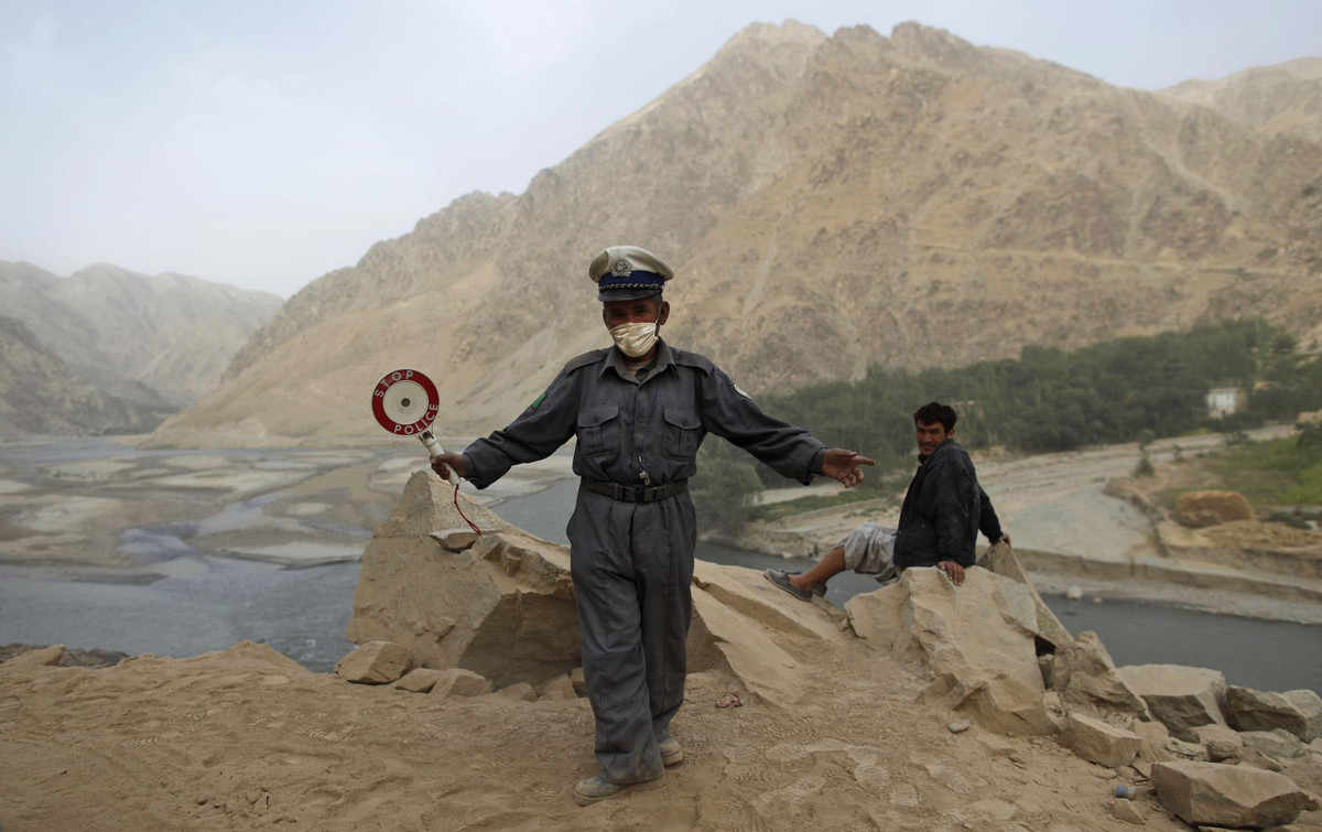 Một cảnh sát Afghanistan ra hiệu với các binh sĩ Đức ở Yaftal e Sofla, thuộc vùng núi Feyzabad, phía đông Kunduz, ngày 16/9/2009.