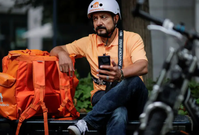 Dieu it biet ve cuu Bo truong Afghanistan lam shipper o Duc-Hinh-8