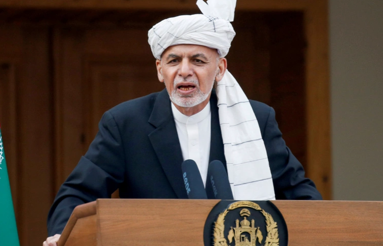 Tổng thống Ashraf Ghani sinh ngày 19/5/1949 tại tỉnh Logar, Afghanistan. Ông tốt nghiệp trường Đại học Mỹ ở Beirut (Lebanon) vào năm 1973, sau đó giành được học bổng vào trường Đại học Columbia ở New York (Mỹ) và nhận bằng Tiến sĩ năm 1983. Ảnh: Reuters.