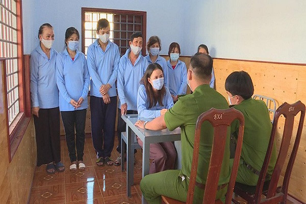 Nu 9x cam dau duong day danh bac hon 400 ti dong