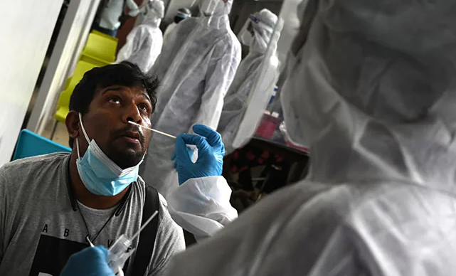 Trước tình hình hiện nay, giới chức Ấn Độ khẳng định họ sẽ không xác nhận làn sóng dịch bệnh thứ ba cho đến khi số lượng ca lây nhiễm tăng rõ rệt hơn. Ảnh: NDTV.