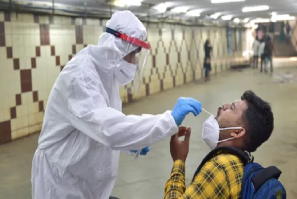 Chuyên gia cho rằng số ca mắc COVID-19 ở Ấn Độ đang gia tăng trở lại do nước này nới lỏng hạn chế đi lại, người dân vi phạm quy định phòng chống dịch COVID-19, không đeo khẩu trang, cùng với sự xuất hiện của biến thể Delta với khả năng lây lan nhanh chóng. Ảnh: HT.