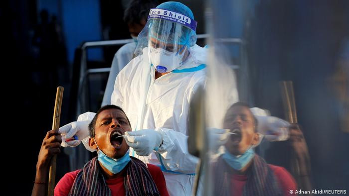 Khi làn sóng COVID-19 thứ hai tấn công Ấn Độ hồi tháng 5/2021, hệ số R là khoảng 1,4, nhưng chỉ số này đã giảm xuống còn khoảng 0,9 một tháng trước. Hiện nay, hệ số R khiến chuyên gia y tế lo ngại vì nó báo hiệu tỷ lệ lây nhiễm ngày càng tăng. Ảnh: Reuters.