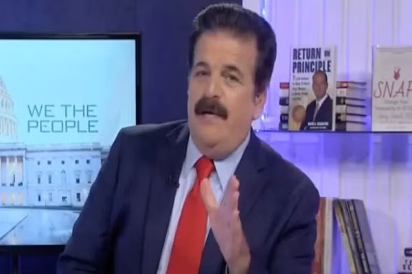 Cuu phat thanh vien tung chi trich vac xin qua doi vi COVID-19