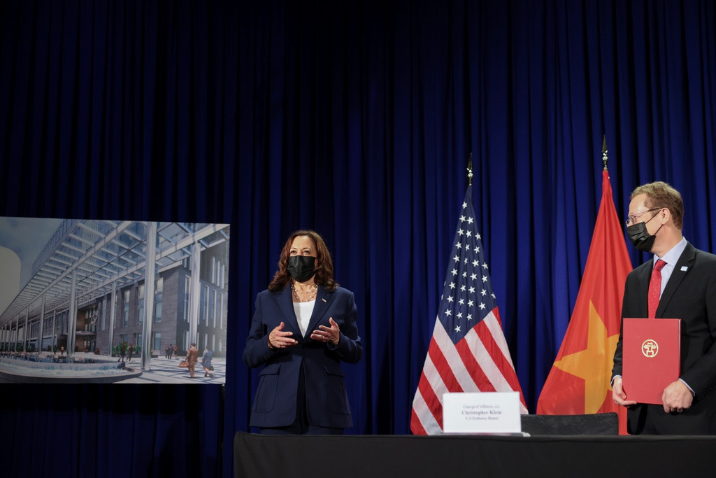 Cuối ngày 25/8, Phó Tổng thống Mỹ Harris cũng tham gia buổi ký kết thỏa thuận thuê đất để xây dựng Đại sứ quán mới của Mỹ tại Hà Nội. Ảnh: Reuters.