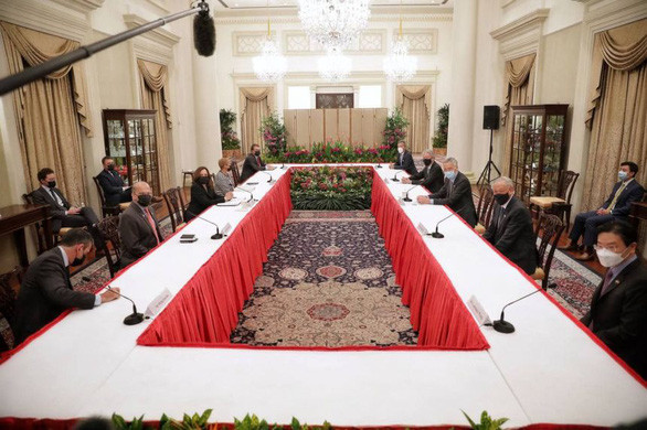 Thủ tướng Singapore Lý Hiển Long (giữa, bên phải) và Phó Tổng thống Mỹ Kamala Harris (giữa, bên trái) trong cuộc hội đàm giữa phái đoàn Singapore và Mỹ tại Văn phòng Tổng thống Singapore Istana ngày 23/8. Trong cuộc họp song phương, hai bên đã thảo luận về nhiều vấn đề, trong đó có việc làm sâu sắc quan hệ hợp tác kinh tế, thúc đẩy chuỗi cung ứng, khởi động quan hệ đối tác mới về khí hậu cũng như mở rộng hợp tác về an ninh mạng. Ảnh: ST.