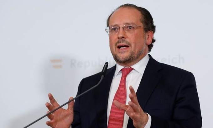 Bộ trưởng Ngoại giao Áo Alexander Schallenberg (ảnh) bày tỏ lo ngại rằng tình trạng bất ổn sẽ "tràn sang châu Âu". Ảnh: Reuters.